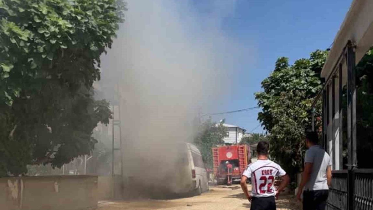 Mut'ta yol kenarında alevlenen vinç ile park halindeki minibüs kısa sürede söndürüldü