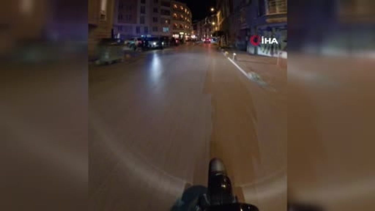 Müzik çaları kulağına dayayıp son sesle yürüyen kişi mahalle sakinlerinin tepkisini çekti