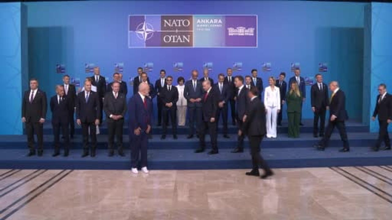 NATO zirvesi'nde beyaz ayakkabı detayı dikkat çekti