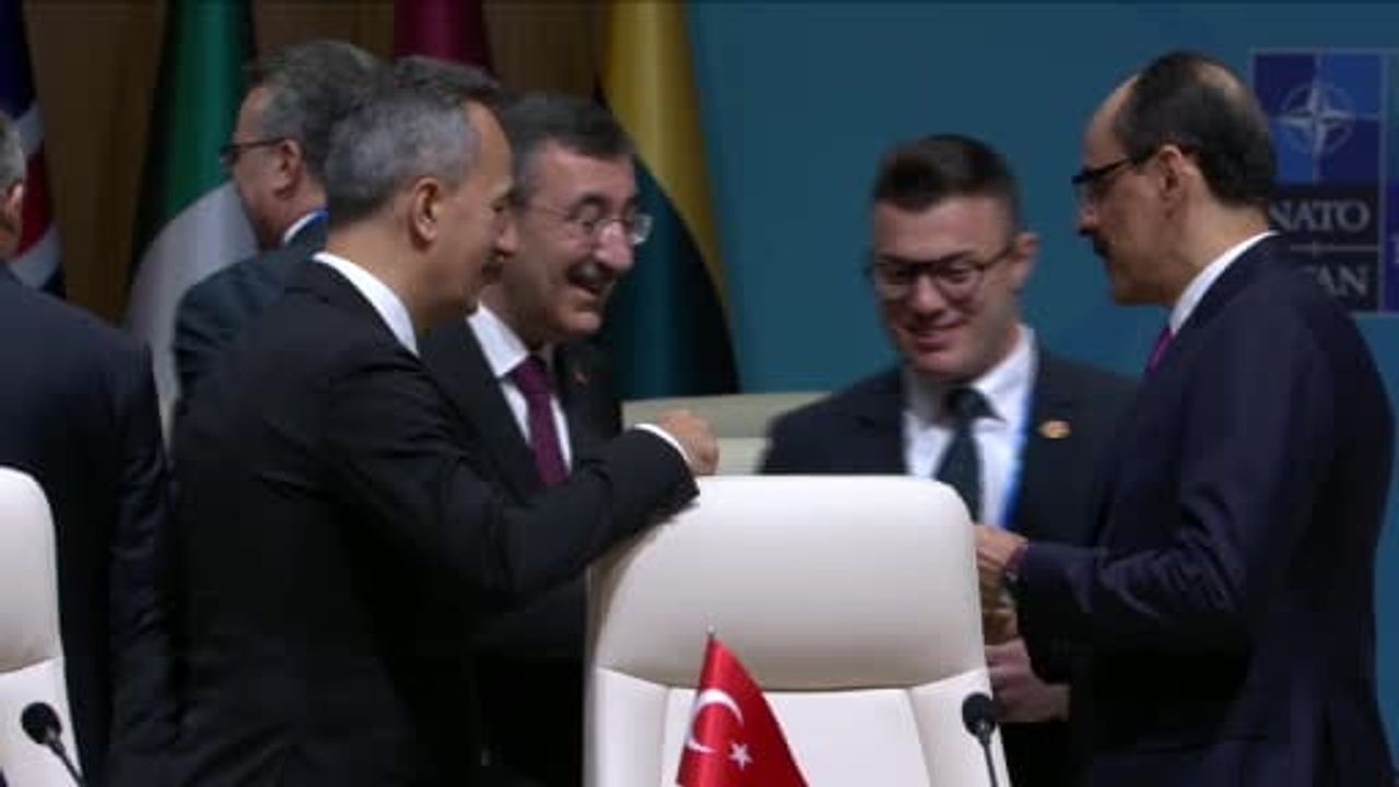 NATO zirvesinde Cumhurbaşkanı Recep Tayyip Erdoğan’ın masasındaki kalem incelendi