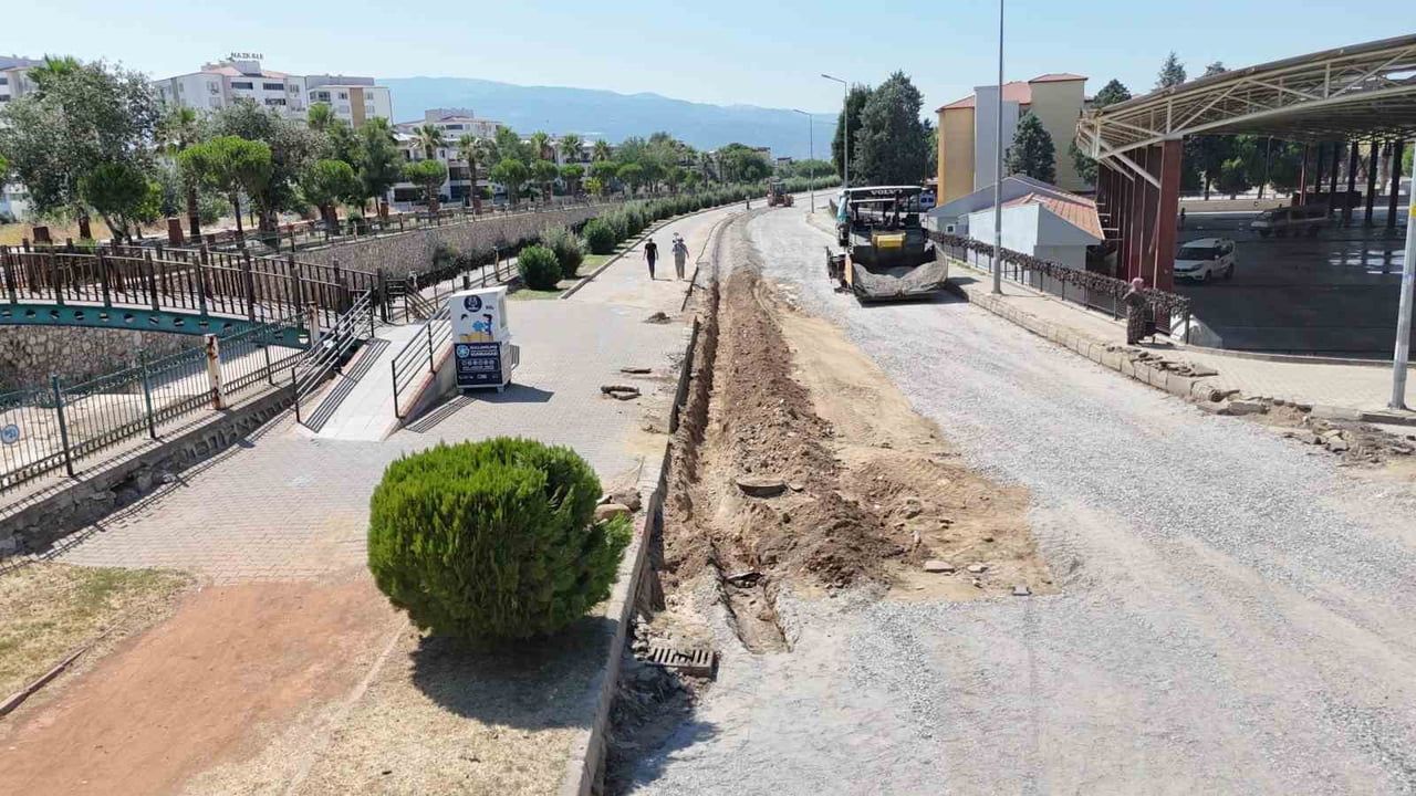 Nazilli Belediyesi Turan Mahallesi 372 Sokak'ta asfalt yenileme çalışması başlattı