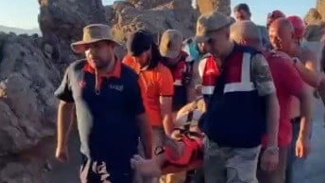 Nazımiye'de yürüyüş sırasında ayağını burkan genç kurtarıldı