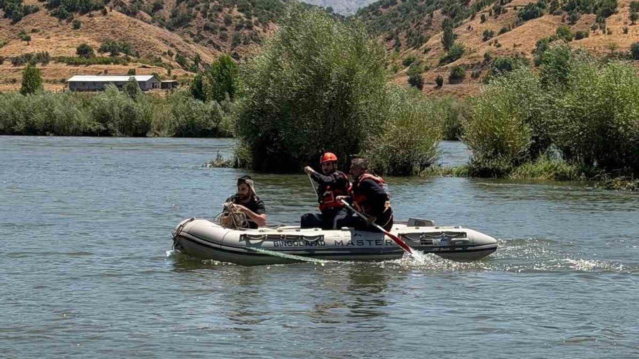 Nehir ortasında mahsur kalan kişi AFAD ekipleri tarafından kurtarıldı