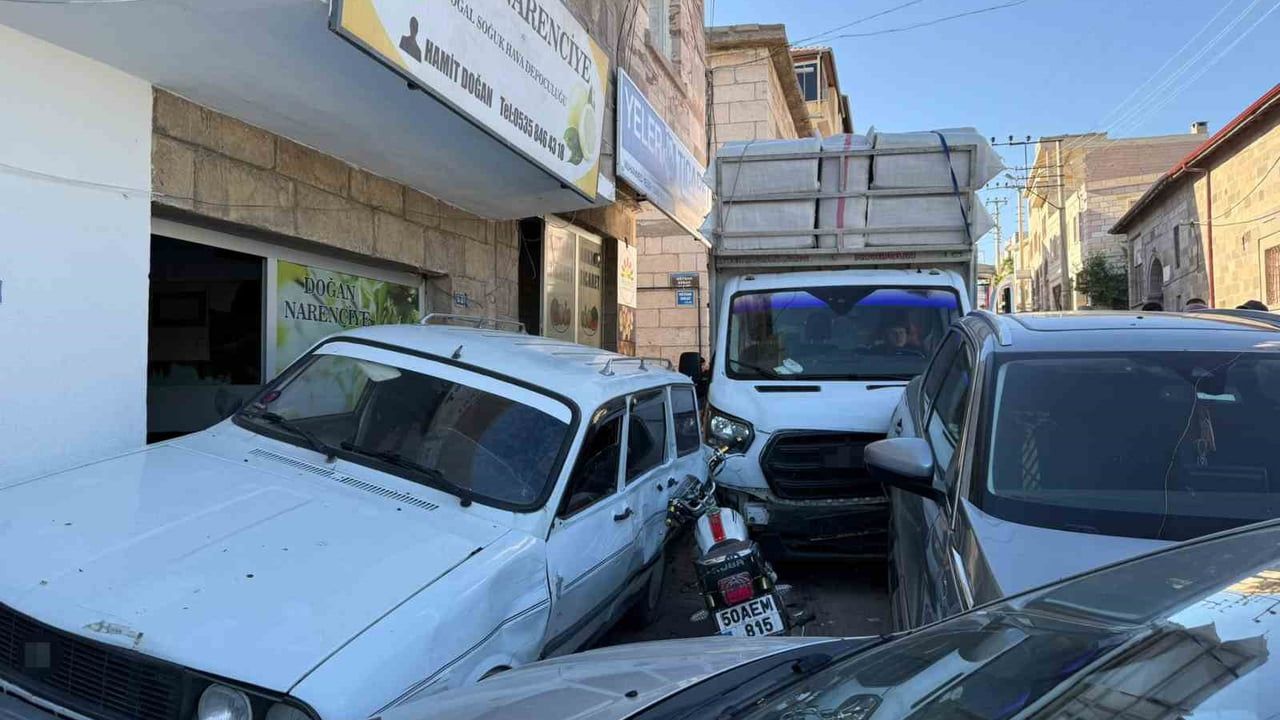Nevşehir'de freni boşalan kamyonet park halindeki araçlara çarptı
