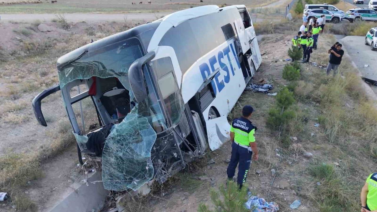 Niğde-Ankara otoyolunda yolcu otobüsü şarampole devrildi: 44 yaralı