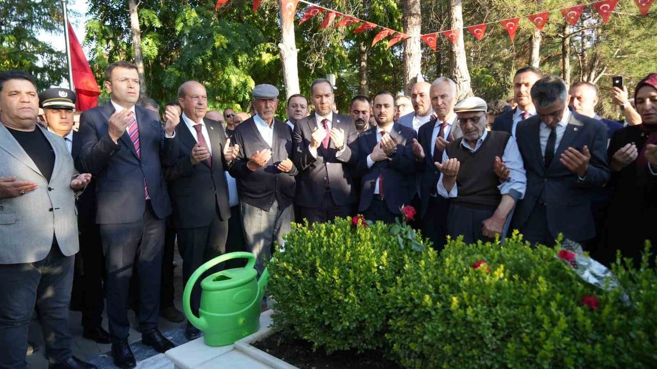 Niğde'de 15 temmuz kahramanı şehit Ömer Halisdemir kabri başında anıldı