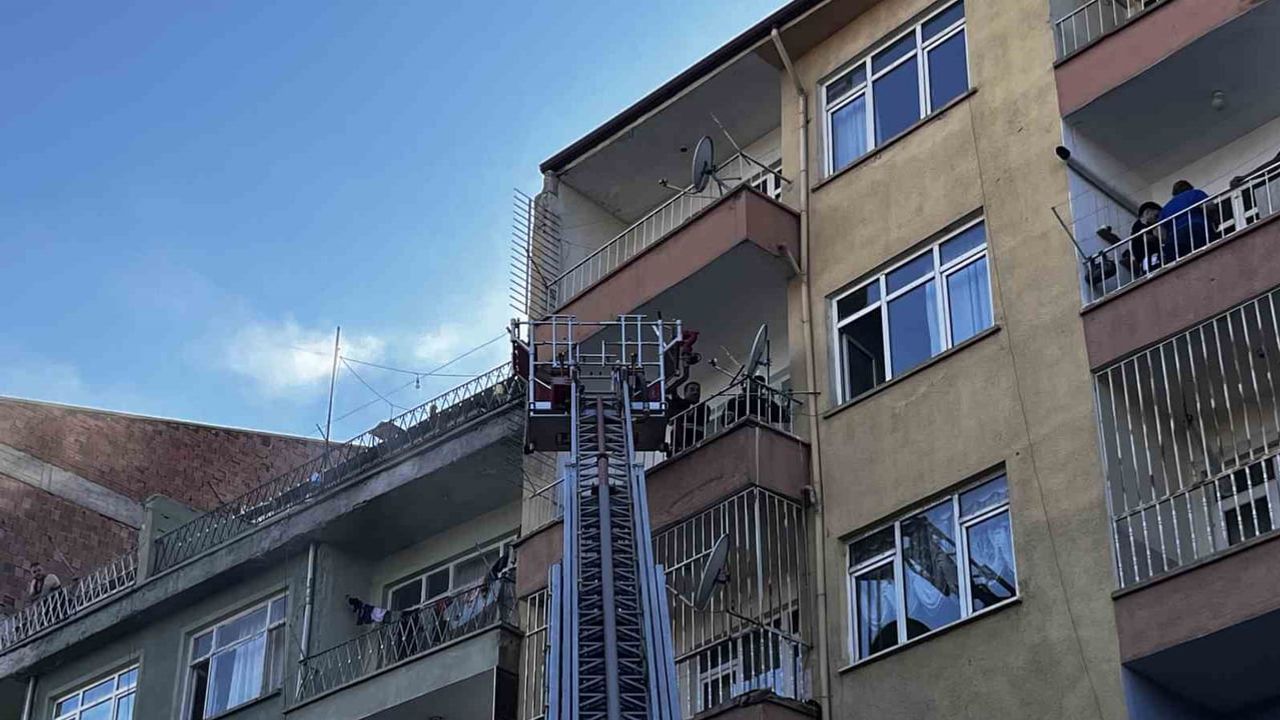 Niğde'de 4. kattaki dairede çıkan yangın apartmanı tahliye ettirdi