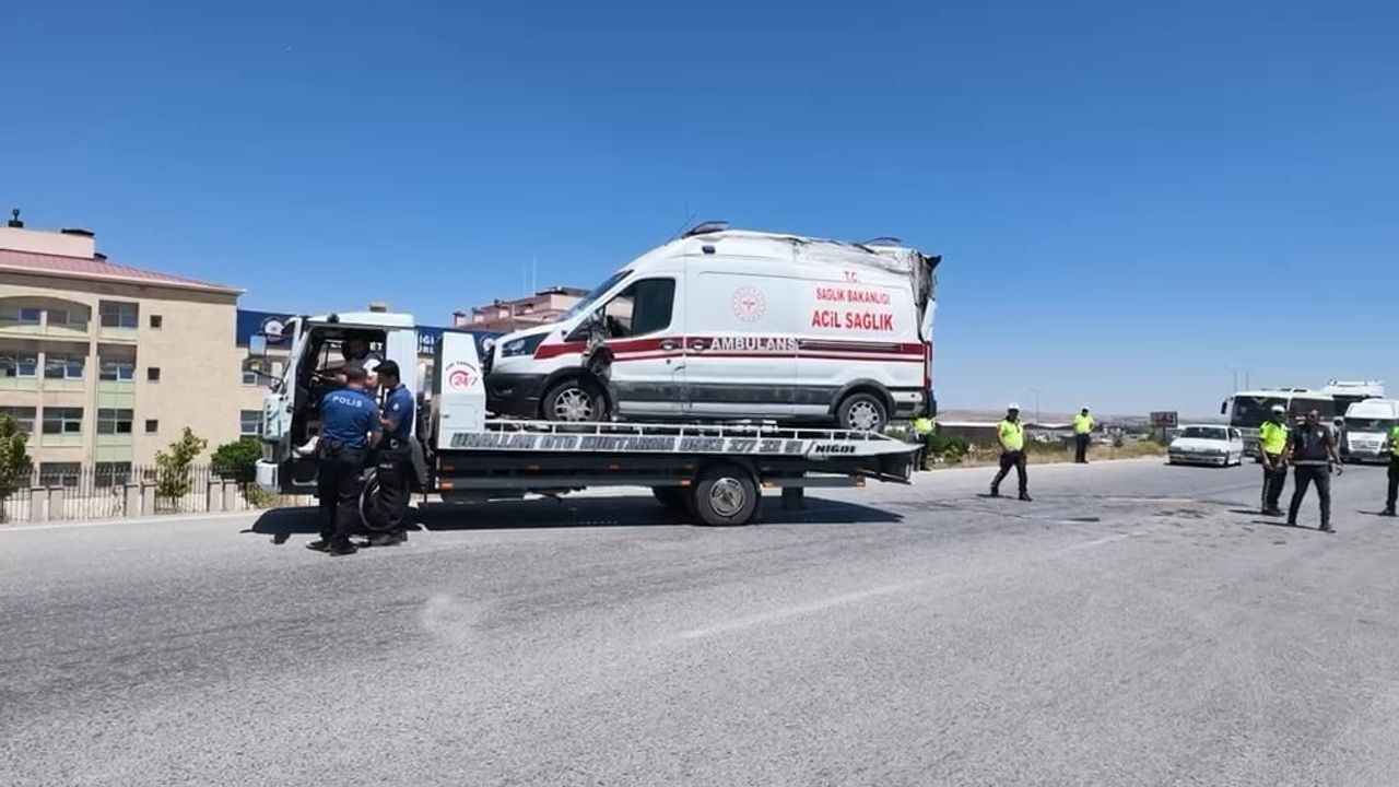 Niğde’de ambulans ile otomobil çarpıştı: 3’ü sağlık çalışanı 5 yaralı
