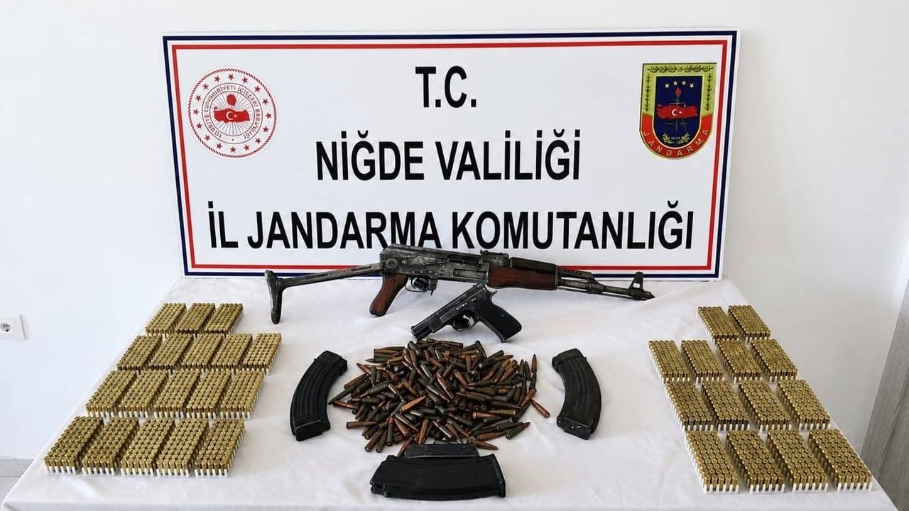 Niğde'de jandarmanın eş zamanlı baskınında kalaşnikof ve ruhsatsız tabanca ele geçirildi