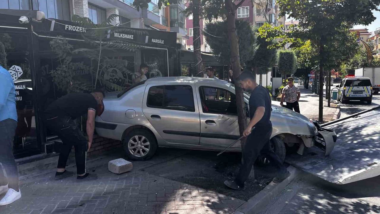 Niğde'de kontrolden çıkan araç iş yerine girip maddi hasar oluşturdu, yaralanma yok
