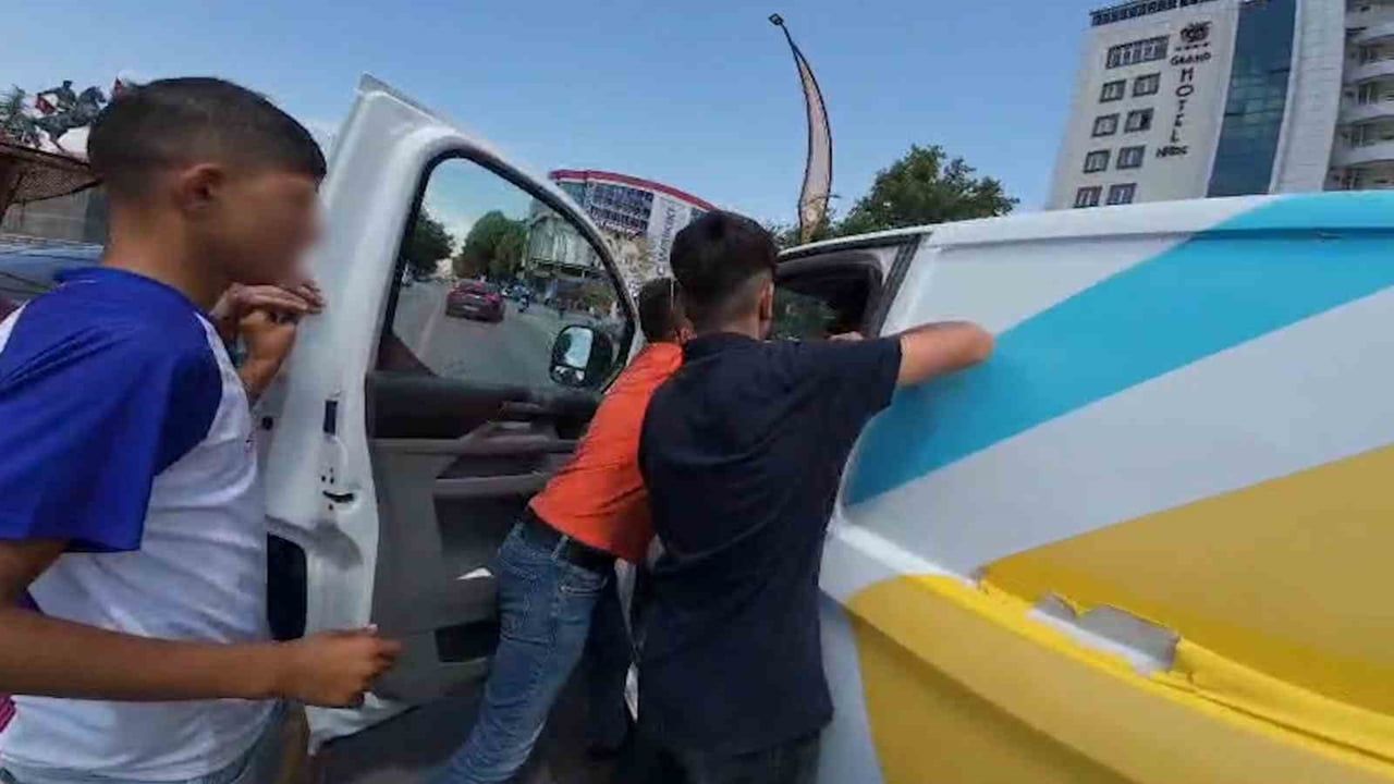 Niğde'de trafikte yol verme tartışması kask kamerasına yansıdı