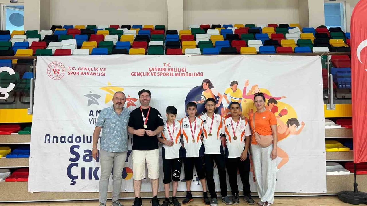Niğde'nin genç badmintoncuları Çankırı'da Türkiye şampiyonu oldu