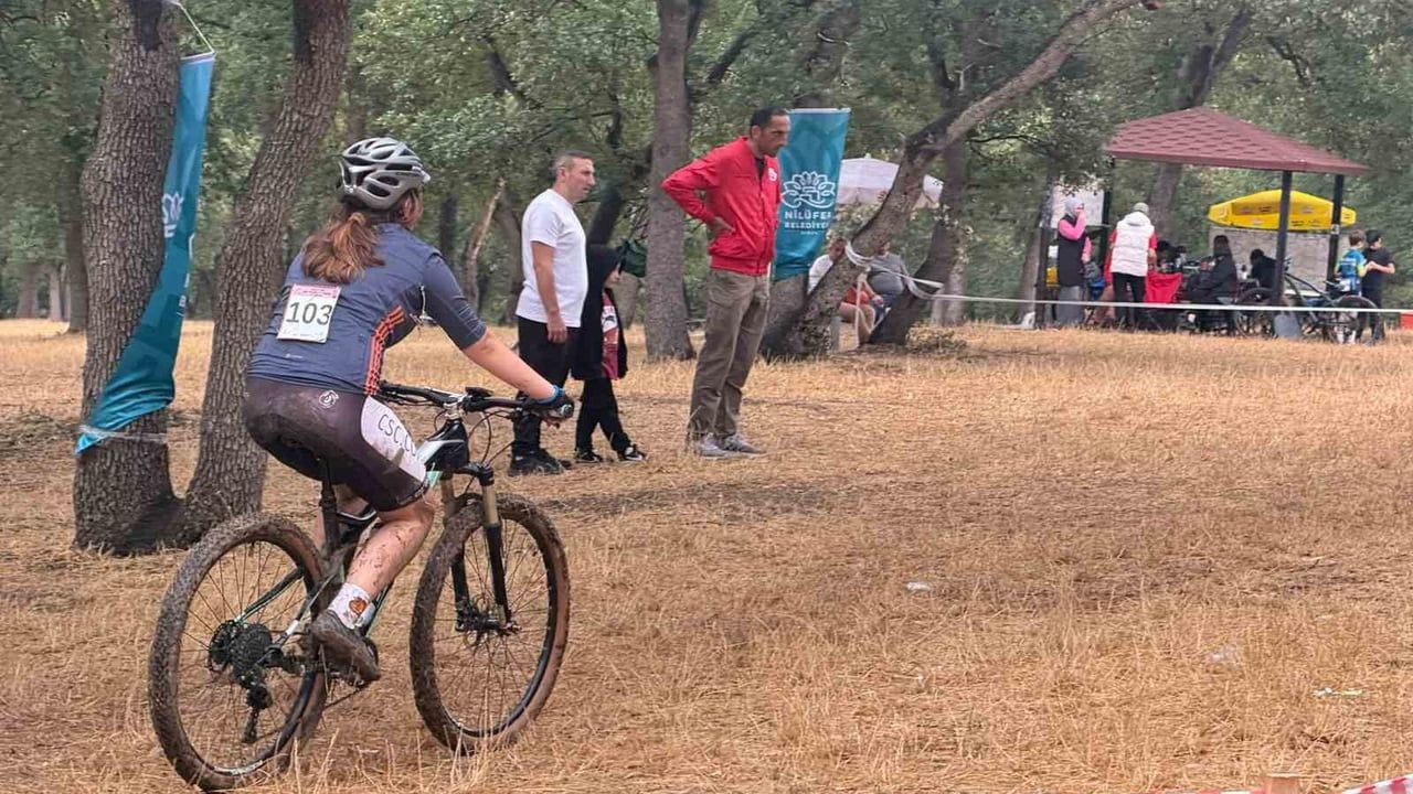 Nilüfer’de yağmura rağmen pedal: genç bisikletçiler çamurla yarıştı