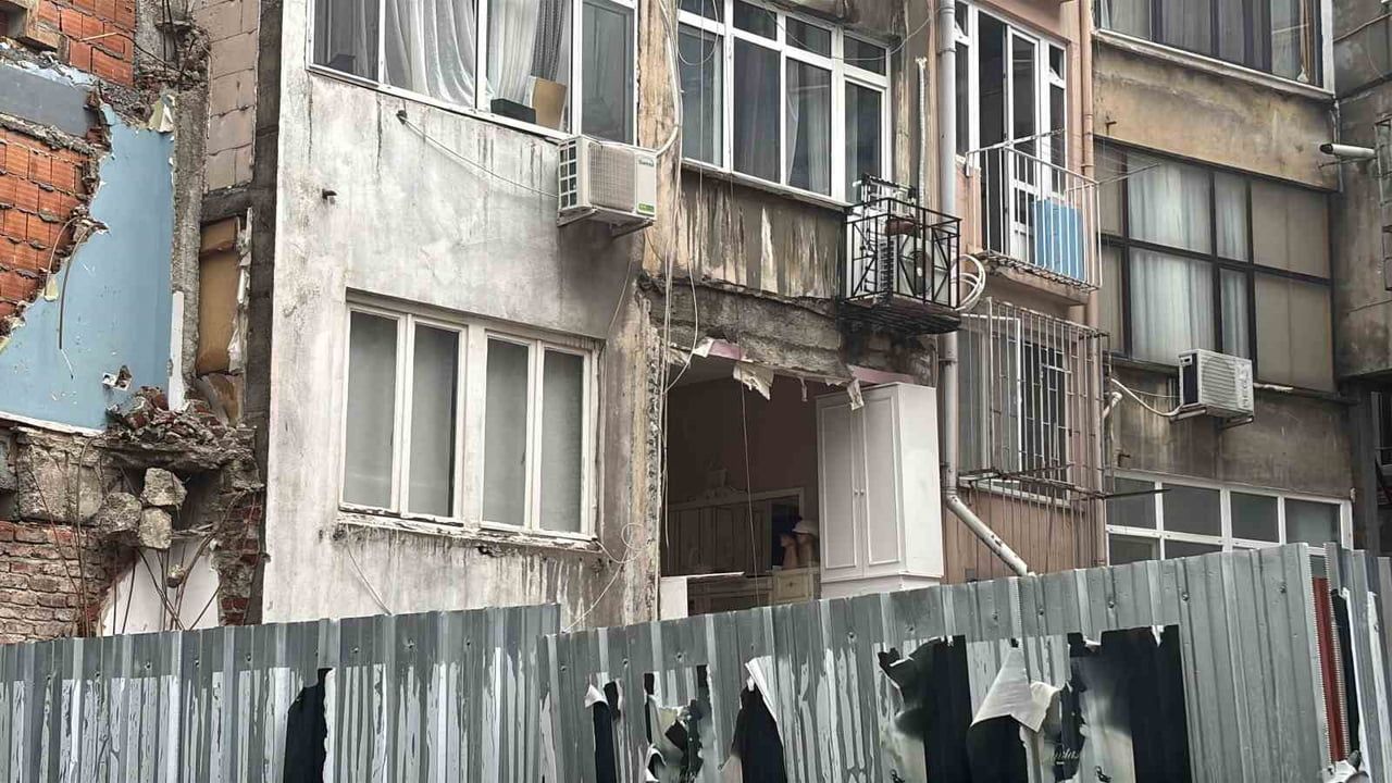 Nişantaşı’nda çöken duvar mahalleyi sarsarken 97 yaşındaki kadının dairesi boş çıktı