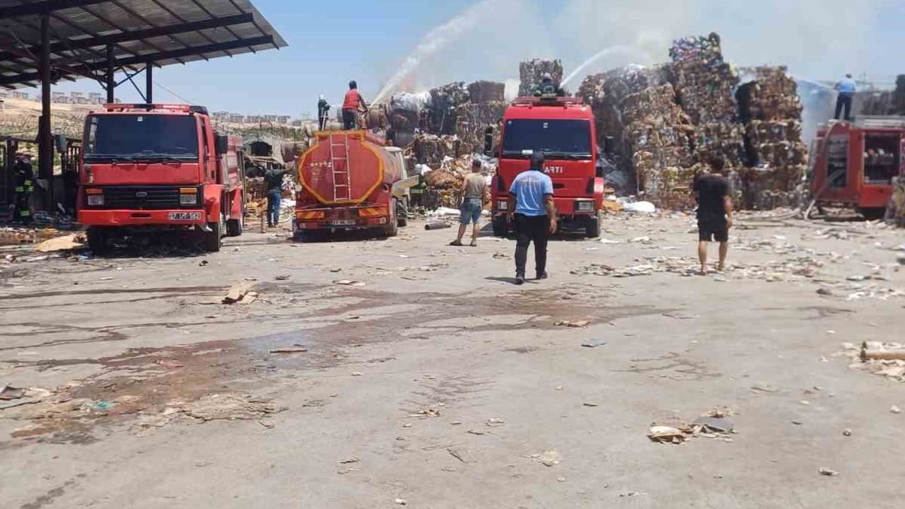 Nizip’te kağıt fabrikasında yangın, itfaiye müdahalesi sürüyor
