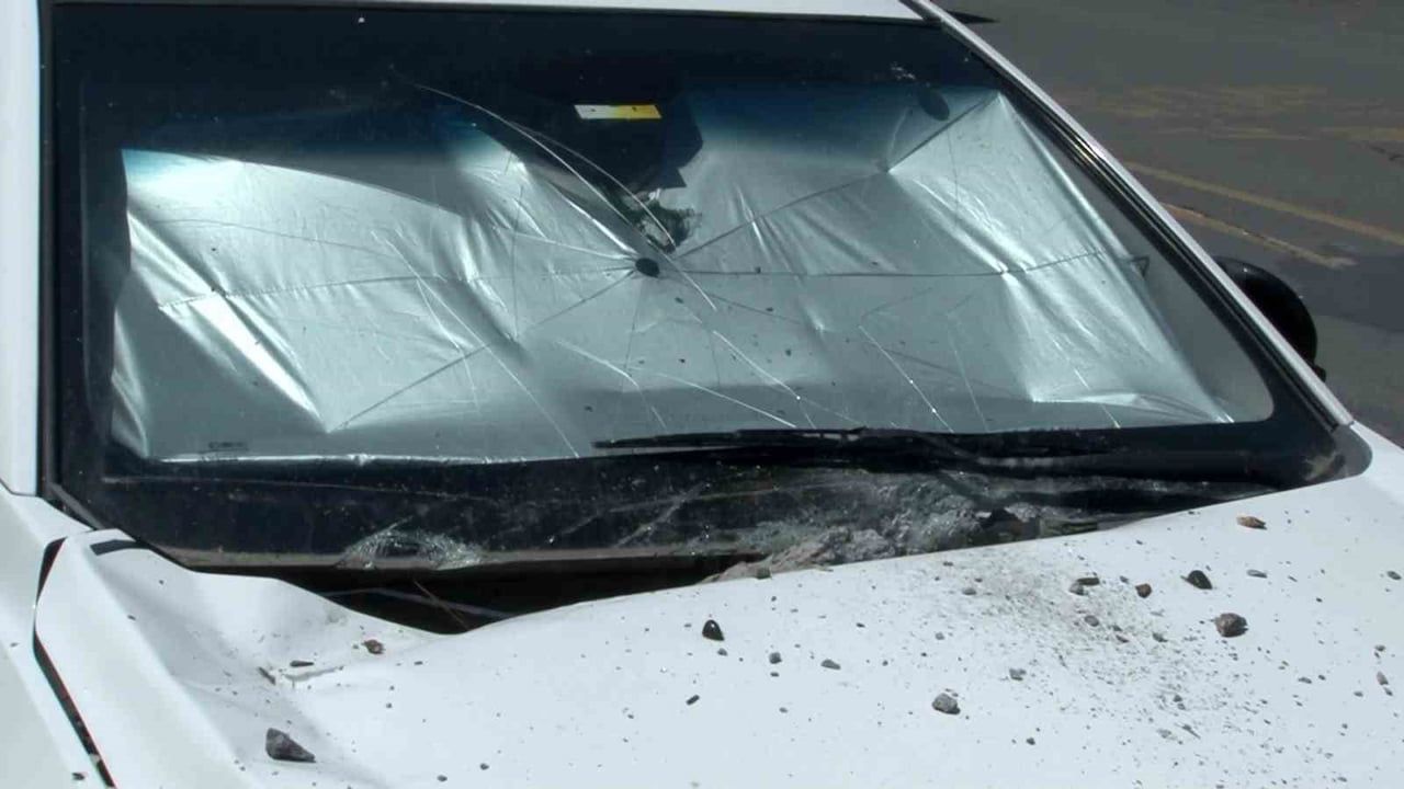 Nurtepe viyadüğünden düşen beton parçaları park halindeki aracı hasara uğrattı