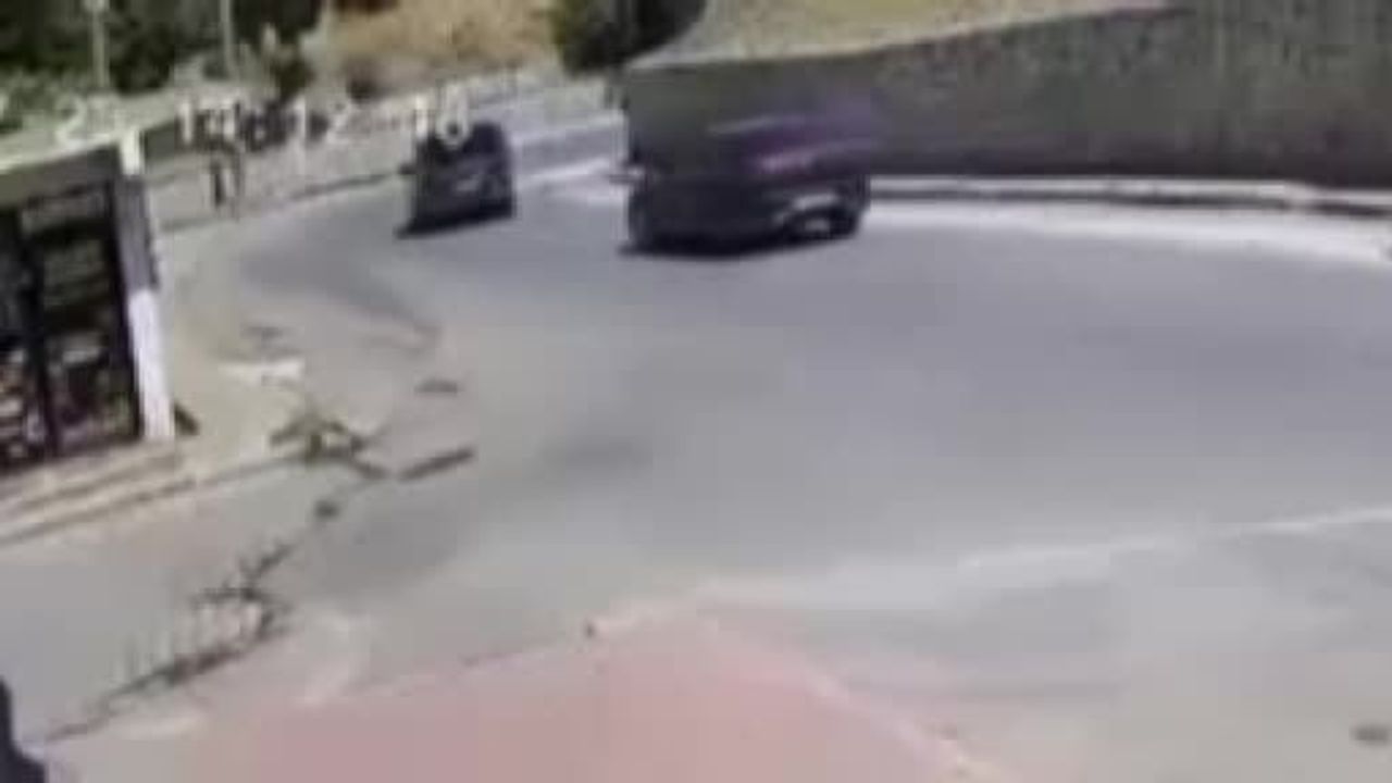 Nusaybin'de çarpışma anı güvenlik kamerasına yansıdı