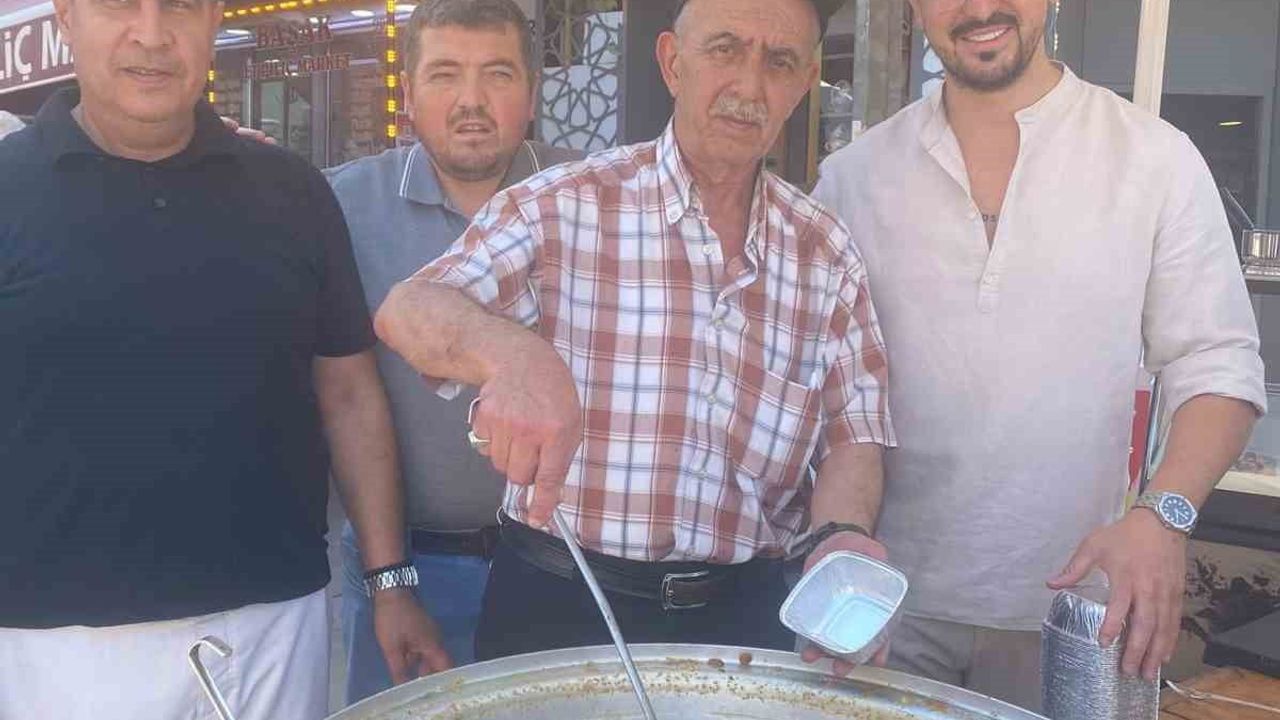 Odunpazarı esnafı vatandaşlara aşure ikram etti