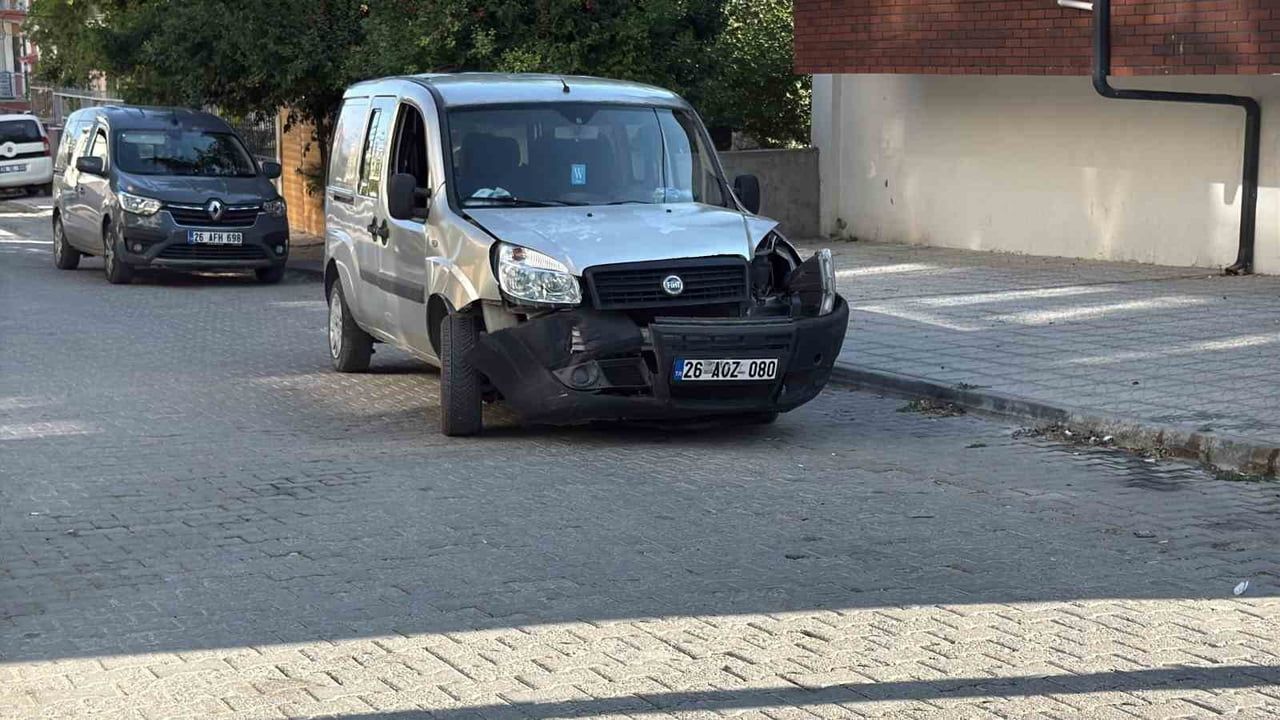 Odunpazarı'nda kavşak çarpışması: hafif ticari araç yan yattı, üç yaralı
