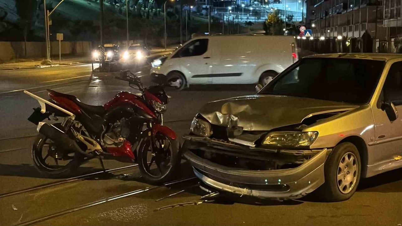 Odunpazarı'nda kavşakta otomobil ile motosiklet çarpıştı, 2 yaralı