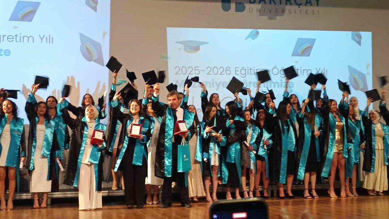 Oğluna destek için 51'inde üniversiteye başladı, bölümü birincilikle tamamladı