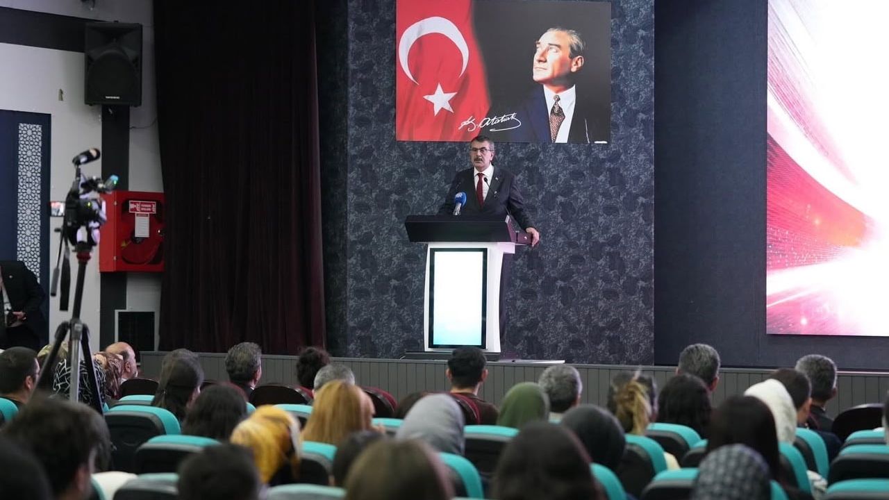 Öğretmen yetiştirmede hız ve yenilenme vurgusu: Erzurum'da bakan Tekin'in mesajı