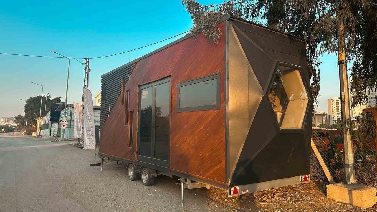 Öğretmenin tiny house'u kısa kamera taramasıyla depoda bulundu
