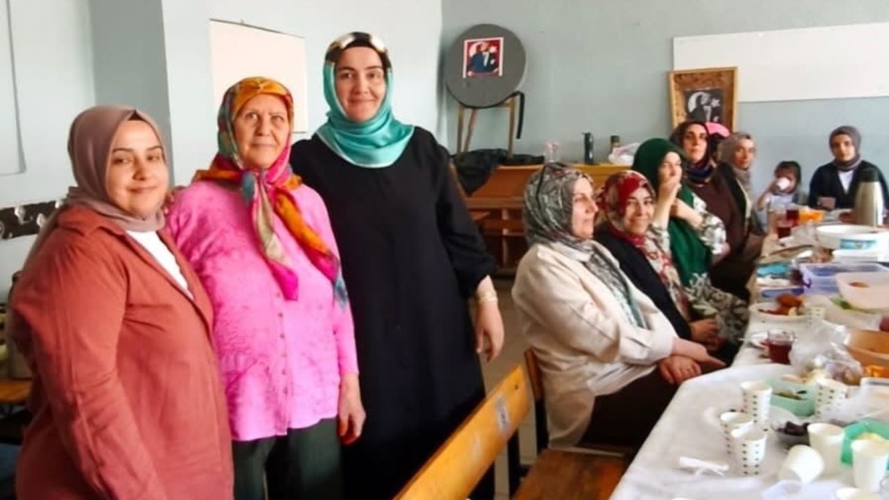 Okuma yazma öğrenen 15 kadın mahallede umut oldu