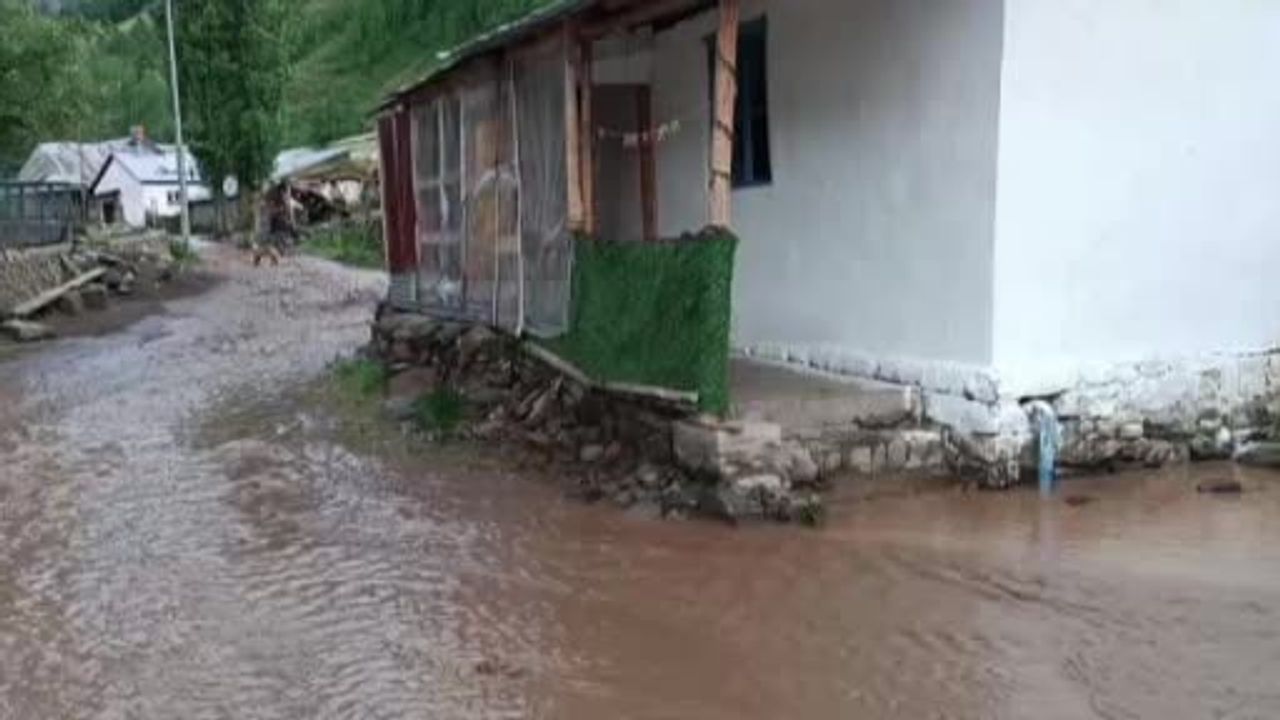 Oltu'da sağanak yağış Dümbüllü Deresi'nin taşmasına yol açtı