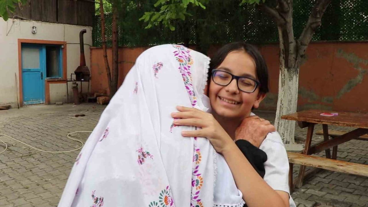 Oltulu gençlerin duyarlılığı yaşlı kadının cüzdanını sahibine ulaştırdı