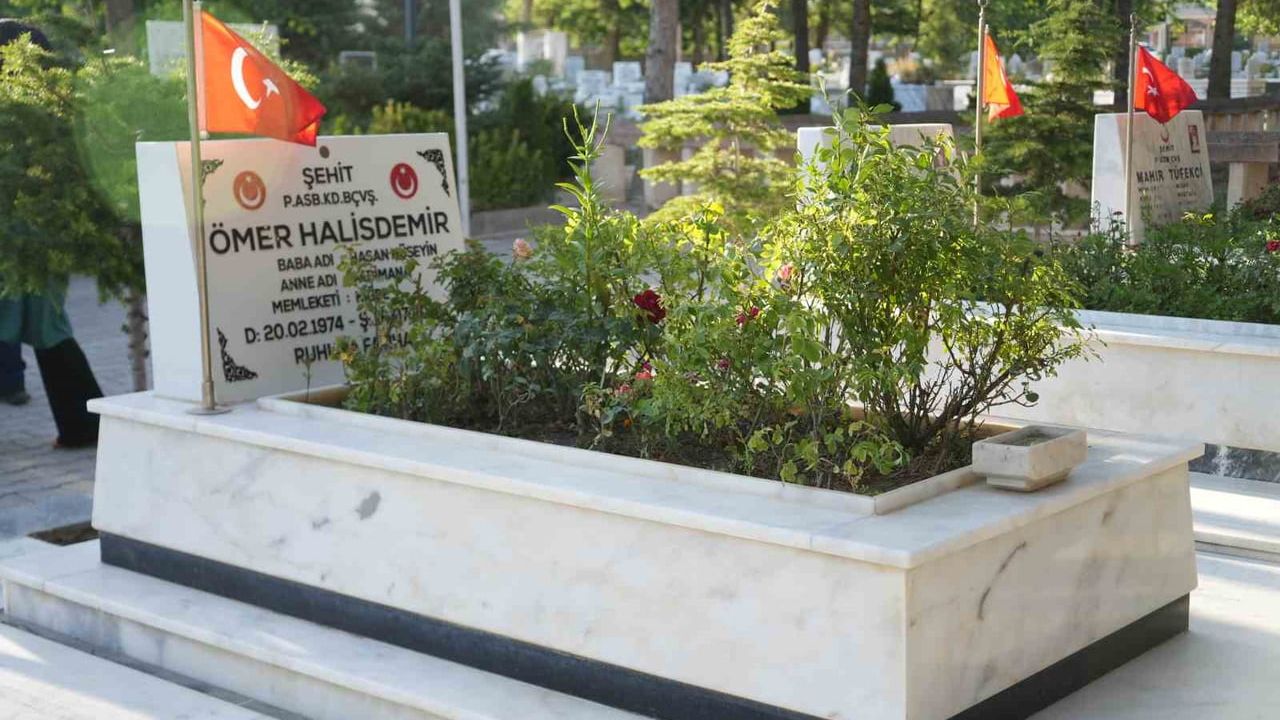 Ömer Halisdemir'in kabrine farklı illerden ziyaretler