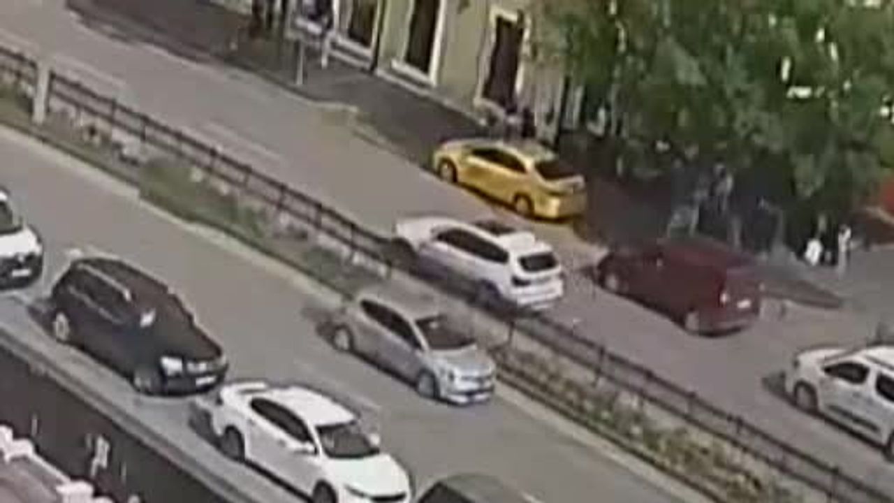 Önüne çıkan hafif ticari araca çarpan motosiklet refüjdeki bariyerleri yıkarak karşı şeride savruldu