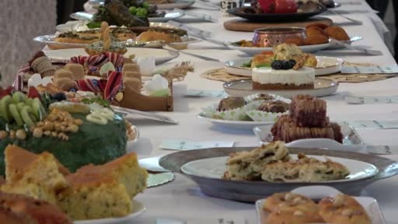 Ordu'da fındık yaprağı zeytinyağlı sarmaya festival sahnesi: