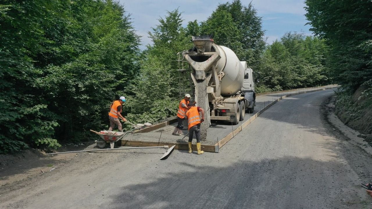 Ordu'da üç ilçeye hizmet verecek grup yolunda beton çalışması başladı
