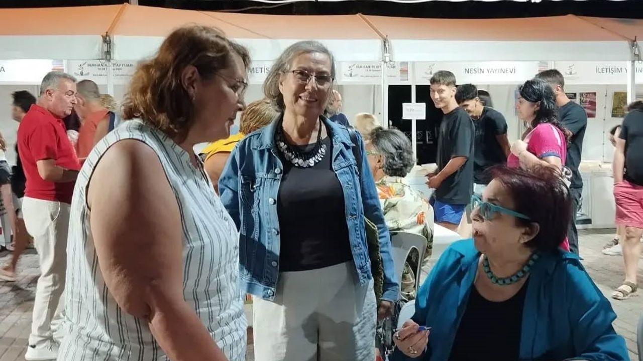 Ören'de okurlarıyla buluşan Buket Uzuner'ün imza günü ilgi gördü
