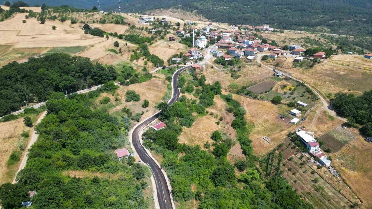 Orhaneli Göktepe anayolunda sathi kaplama ve genişletme çalışması