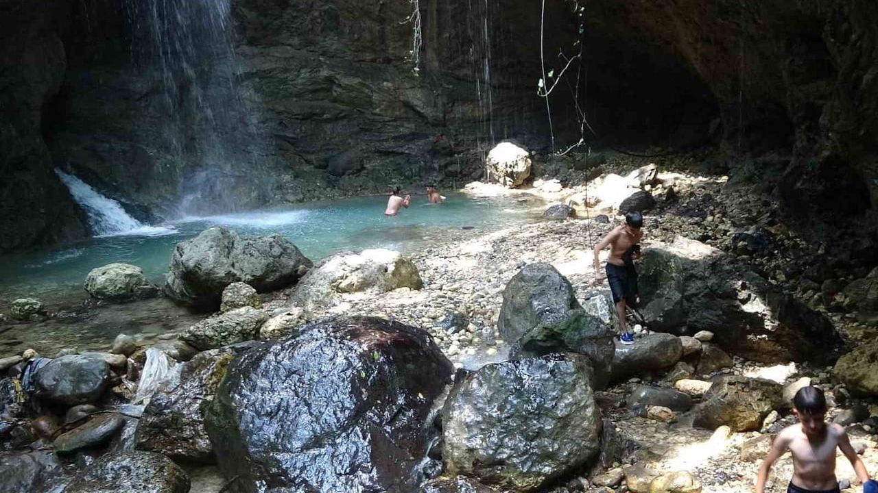 Ormana gizlenen şelale bu yıl coşkulu akıyor