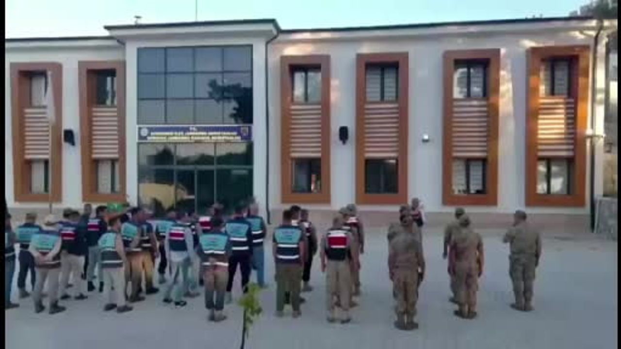 Ormanlık alanda kenevir eken şüphelilere jandarma baskını