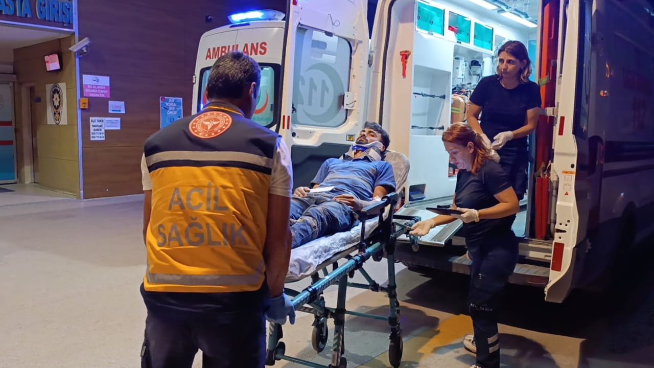 Orta refüje savrulan otomobilin sürücüsü yaralandı