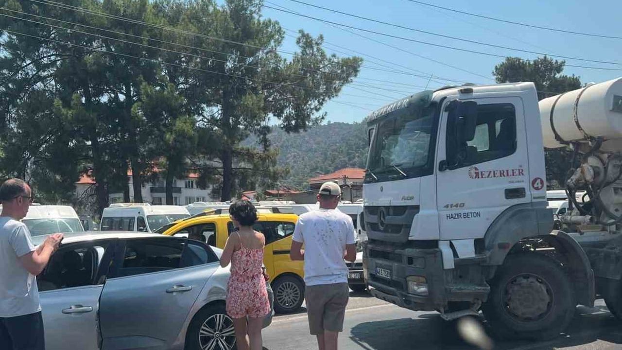 Ortaca’da zincirleme trafik kazasında 3 araçta maddi hasar
