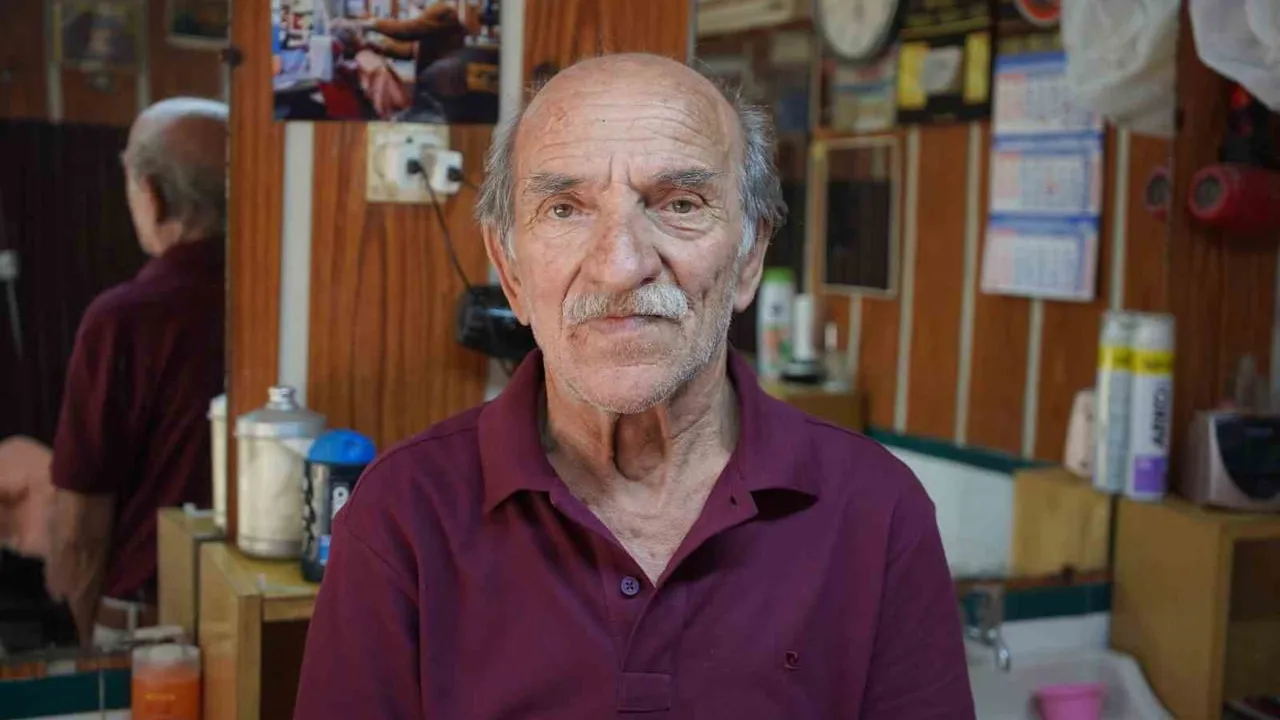 Ortağının koltuğunu emekli eden 81 yaşındaki berber
