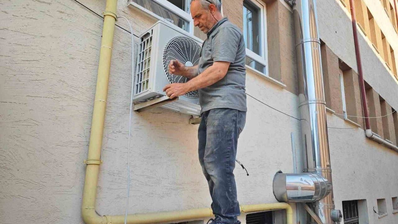 Osmaneli'de 7 okulun öğretmenler odalarına klima desteği