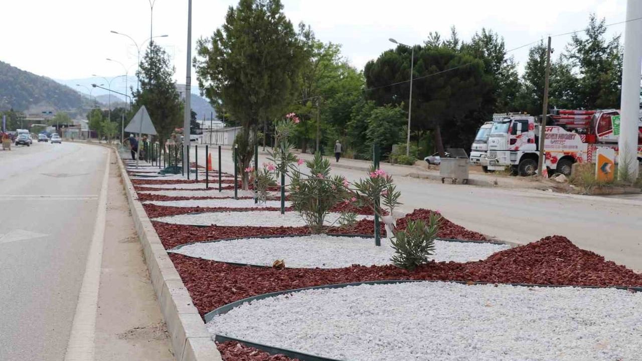 Osmaneli'nde yaya güvenliği için orta refüjlere demir çit