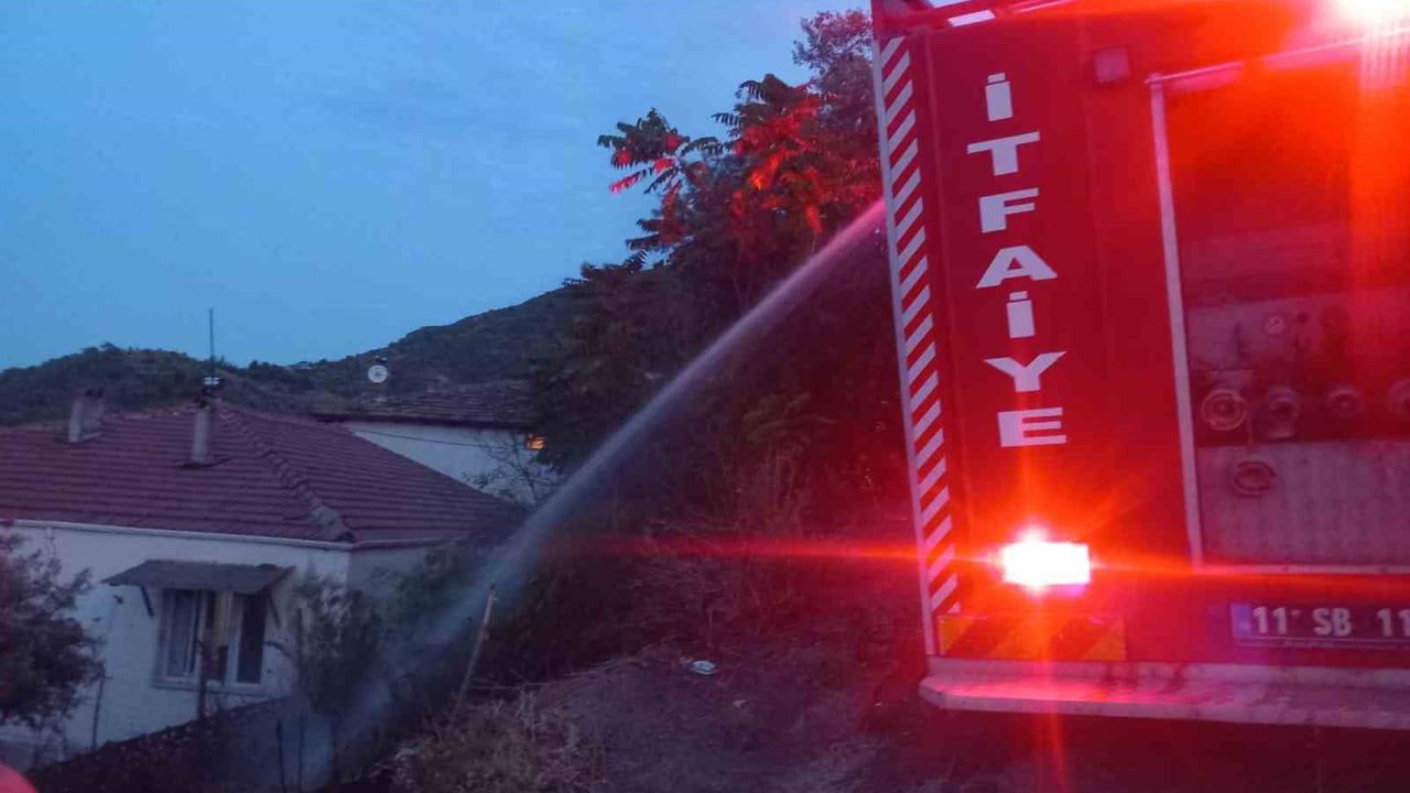 Osmaneli'nde yerleşim yeri yakınında otluk alanda yangın çıktı
