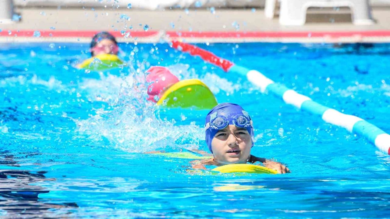 Osmangazi’de çocuklar temel yüzme eğitimiyle güvenle yüzmeye başlıyor
