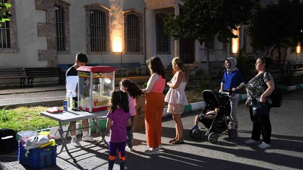 Osmangazi'de yaz geceleri sinema ve aile sohbetleriyle canlanıyor