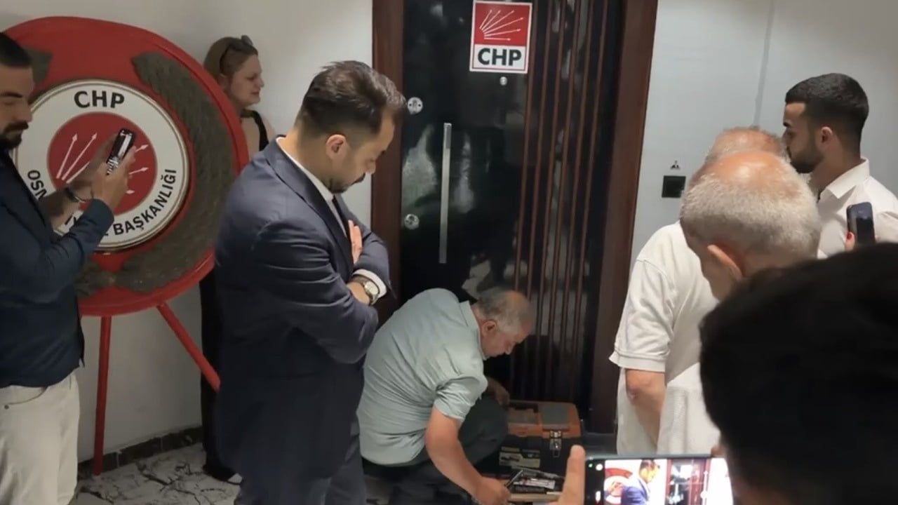 Osmaniye CHP il binasında çilingirli devir süreci