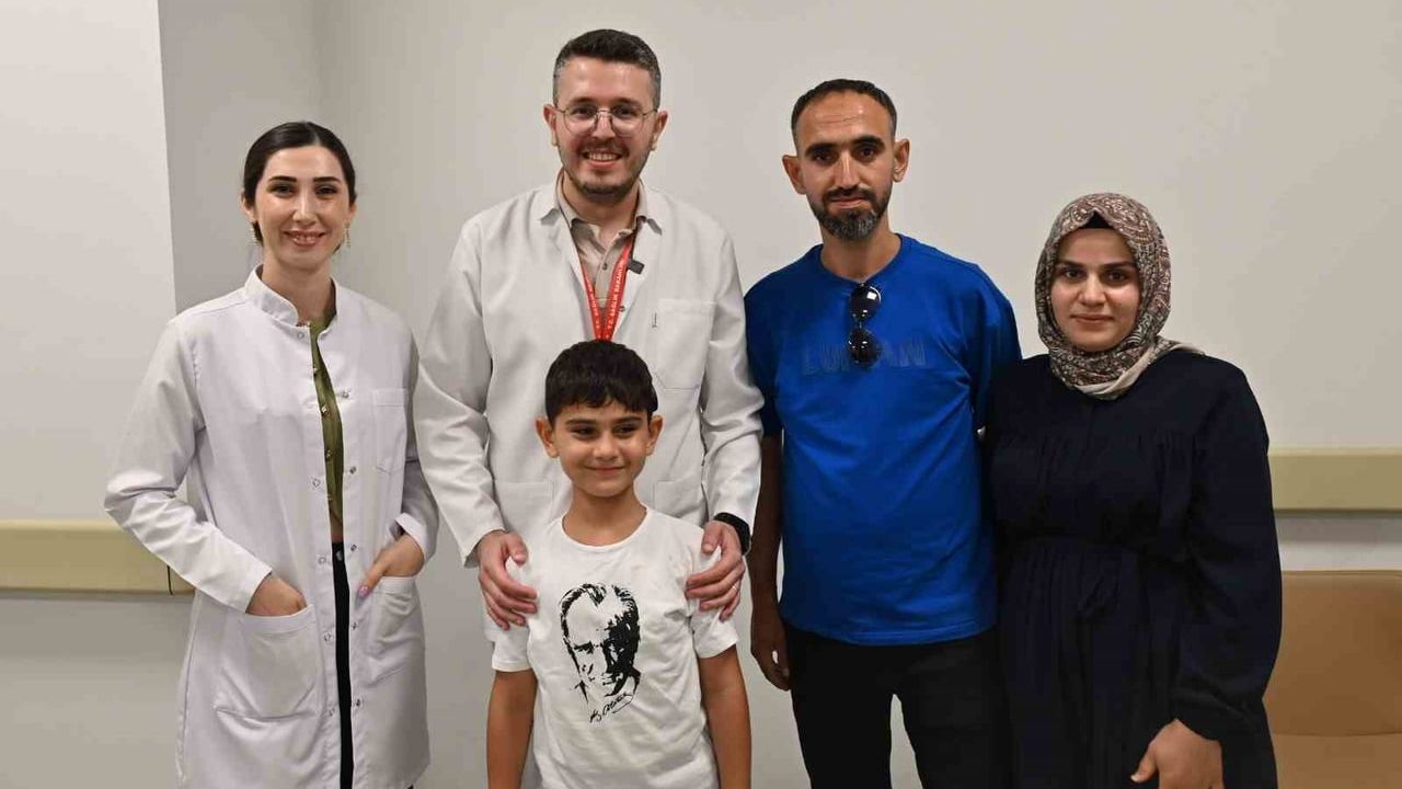 Osmaniye'de biyonik kulakla 7 yaşındaki Harun yeniden sesle buluştu