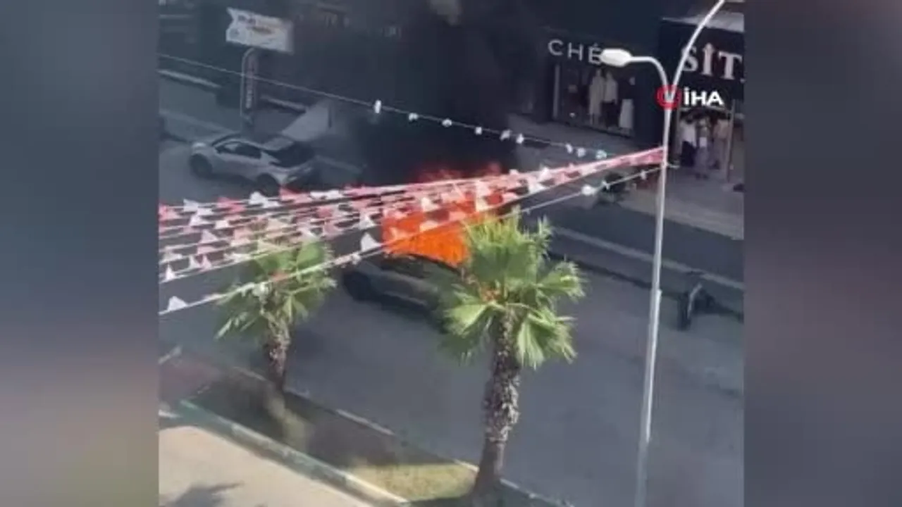 Osmaniye’de seyir halindeki otomobil motor bölümünden alev aldı