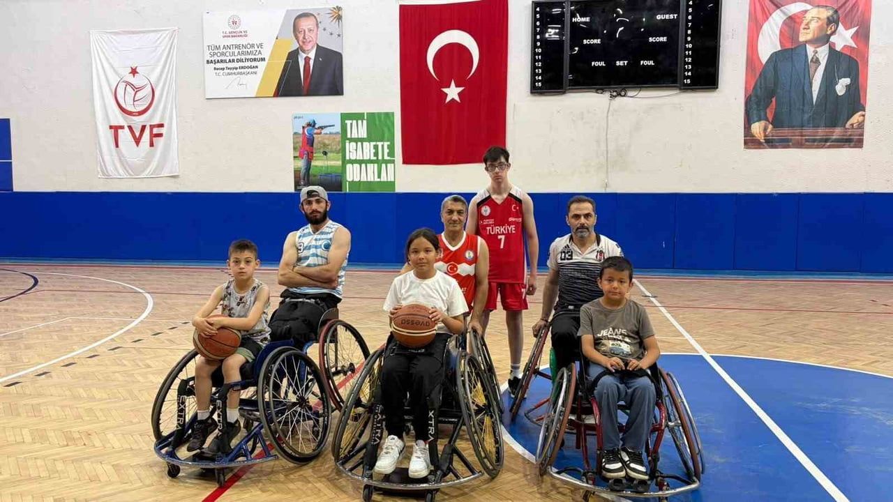 Osmaniye'de tecrübeli basketbolcular geleceğin yıldızlarına yol gösteriyor